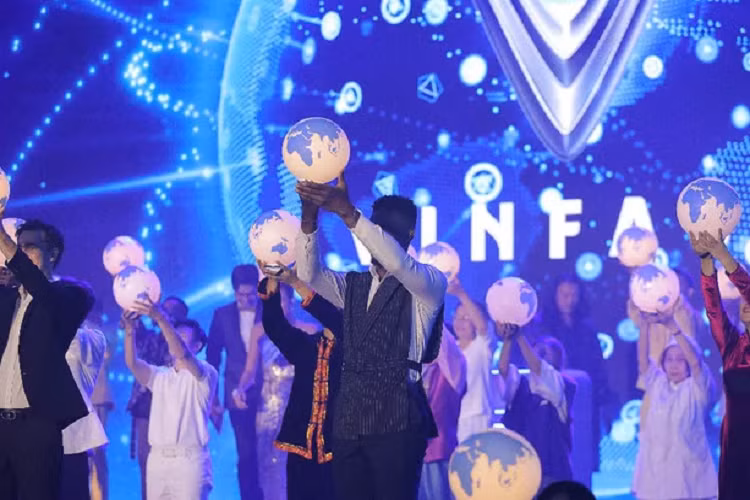 VinFast VF9 có 3 phiên bản gồm Eco 7 chỗ, Plus 7 chỗ và Plus 6 chỗ ngồi. Trong đó, biến thể 6 chỗ ngồi hứa hẹn sẽ sở hữu hàng ghế giữa với 2 chỗ ngồi, cho khoang cabin sang trọng hơn. Chiếc VF9 trong bài viết có màu sơn Xanh Deep Ocean thuộc phiên bản Plus 7 chỗ ngồi.