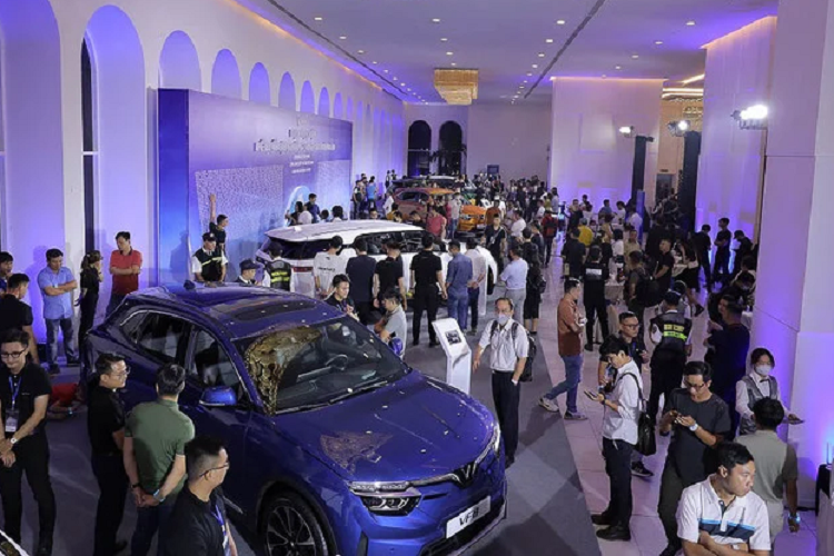 Tại sự kiện Đại nhạc hội Kết nối Cộng đồng VinFast Toàn cầu diễn ra vào tối 14/10 vừa qua, 2 chiếc VF9 đã được trưng bày và thu hút nhiều khách hàng tới xem và chụp ảnh.