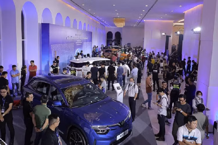 Tại sự kiện Đại nhạc hội Kết nối Cộng đồng VinFast Toàn cầu diễn ra vào tối 14/10 vừa qua, 2 chiếc VF9 đã được trưng bày và thu hút nhiều khách hàng tới xem và chụp ảnh.