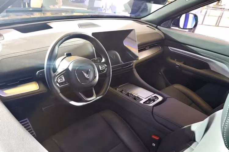 Cụ thể, mức thuê bao pin Linh hoạt hàng tháng dành cho VF e34, VF8 và VF9 lần lượt là 657.500 đồng, 990.000 đồng và 1.100.000 đồng. Trường hợp khách hàng đi quá 500km/tháng, mức phí phát sinh cho mỗi km đi thêm lần lượt chỉ là 1.315 đồng với VF e34, 1.980 đồng với VF8 và 2.200 đồng với VF9.