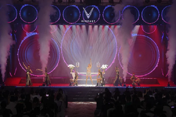 Kích thước của các phiên bản cũng có sự khác biệt nhẹ. Chiều dài trục cơ sở chung là 3.149 mm. Trong đó, có kích thước dài x rộng x cao cho bản Eco (7 chỗ) 5.119 x 2.004 x 1.696 mm; Plus (7 chỗ) 5.119 x 2.070 x 1.696 mm; Plus (6 chỗ) 5.119 x 2.070 x 1.696 mm. Hai bản Plus sẽ có chiều rộng lớn hơn một chút.