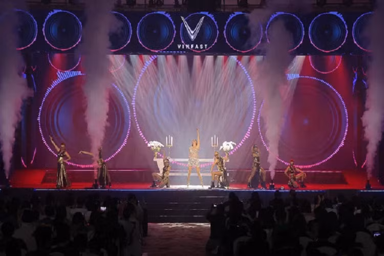 Kích thước của các phiên bản cũng có sự khác biệt nhẹ. Chiều dài trục cơ sở chung là 3.149 mm. Trong đó, có kích thước dài x rộng x cao cho bản Eco (7 chỗ) 5.119 x 2.004 x 1.696 mm; Plus (7 chỗ) 5.119 x 2.070 x 1.696 mm; Plus (6 chỗ) 5.119 x 2.070 x 1.696 mm. Hai bản Plus sẽ có chiều rộng lớn hơn một chút.