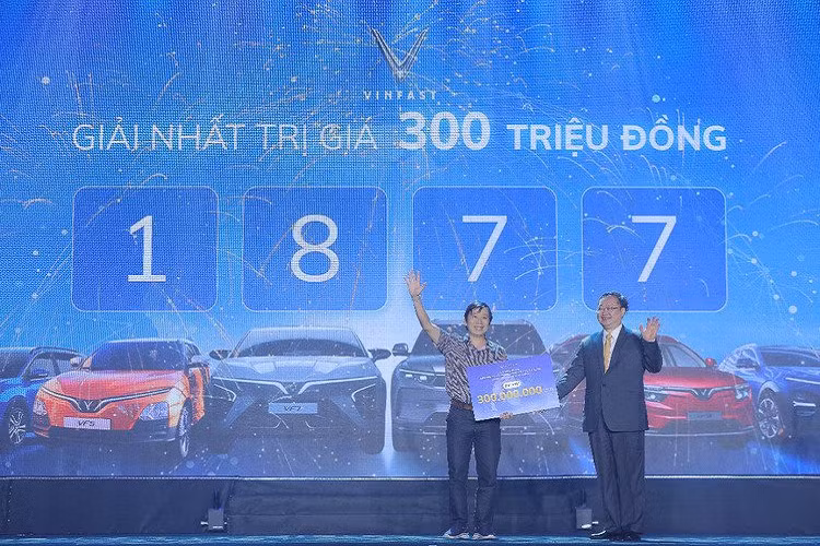 Ngoài ra, bản Eco sẽ có trọng lượng 2.830 kg, 2 bản Plus sẽ nặng hơn với 2.866 kg. Động cơ điện sử dụng trên 3 phiên bản này tương tự nhau. Đó là loại động cơ điện đồng bộ 03 pha nam châm vĩnh cửu, công suất tối đa 150 kW (201 mã lực) tại 6.000 vòng/phút. Đi cùng là pin Lithium-ion 400V-100,2kWh.