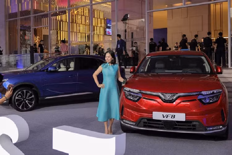 VF9 là mẫu SUV điện lớn nhất của VinFast tại Việt Nam. Đây cũng là một trong số ít những mẫu SUV điện cỡ lớn trên thế giới. Theo lịch trình của VinFast VF9 2023 mới sẽ được giao tới tay những khách hàng đặt trước vào cuối năm nay 2022. Vào tháng 8/2022, VinFast VF 9 đã hoàn thành đăng kiểm và được cấp chứng nhận chất lượng tại Việt Nam.