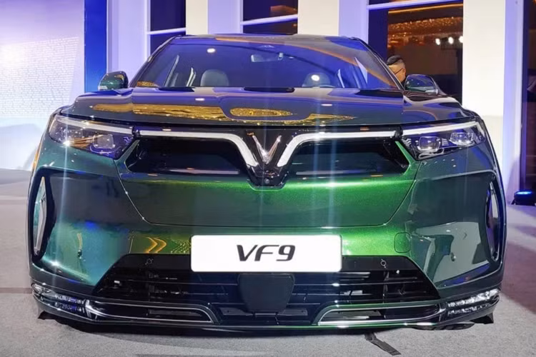 Hồi tháng 6/2022, VinFast đã công bố chính sách cố định giá thuê Pin ôtô điện trọn đời tại Việt Nam. Hiện tại, VinFast đang cung cấp 2 lựa chọn thuê bao pin cho khách hàng sử dụng ôtô điện, bao gồm gói Linh hoạt (áp dụng cho quãng đường di chuyển 500km mỗi tháng) và gói Cố định (không giới hạn quãng đường di chuyển).