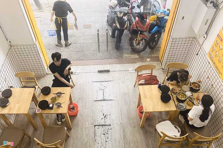 Nhiều quán ăn ở TP.HCM phục vụ khách đi một mình - Hình 4 Nhieu quan an o TP.HCM phuc vu khach di mot minh-Hinh-4