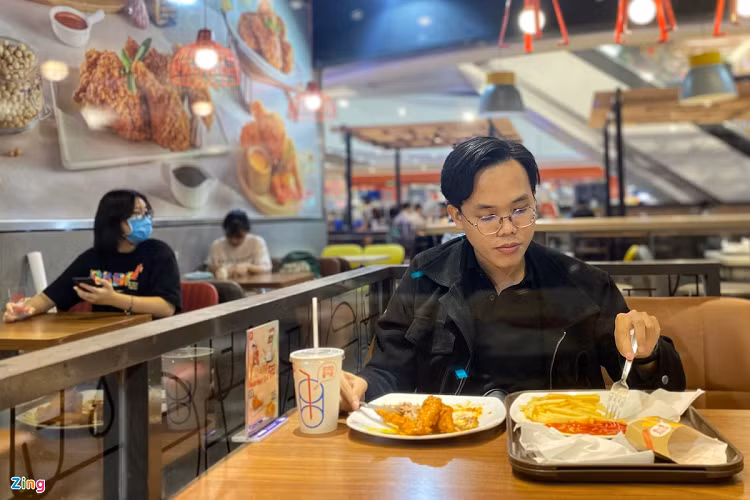 Nhiều quán ăn ở TP.HCM phục vụ khách đi một mình - Hình 5 Nhieu quan an o TP.HCM phuc vu khach di mot minh-Hinh-5