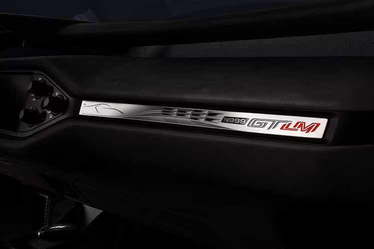 Ngoài ra, phiên bản LMHT còn có bộ la-zăng carbon 20 inch với các điểm nhấn màu đỏ hoặc xanh. Ẩn sau chúng là kẹp phanh Brembo sơn đen; trong khi bánh xe được giữ cố định bằng các đai ốc titan sơn tối màu. Cuối cùng, phía sau là ống xả kép in 3D độc đáo được làm từ titan và huy hiệu GT LM titan được in 3D. 