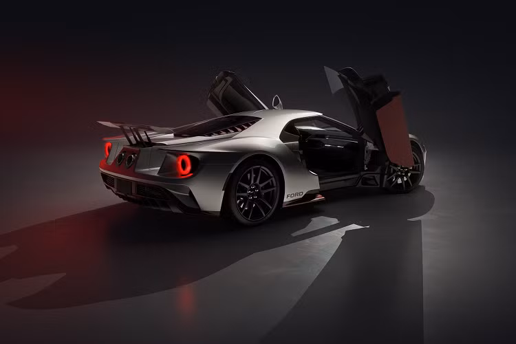 Ngoại thất của siêu xe Ford GT LM Edition 2023 nổi bật với các điểm nhấn màu đỏ hoặc xanh lam và tùy chọn sợi carbon tiếp xúc với màu đỏ hoặc xanh lam ở chi dưới. Điều này bao gồm bộ chia phía trước; ngưỡng cửa bên và ngưỡng cửa; cùng bộ khuếch tán phía sau. Các cửa gió ở khoang động cơ và thân gương cũng có sẵn với màu carbon lộ ra ngoài màu đỏ hoặc xanh lam. 