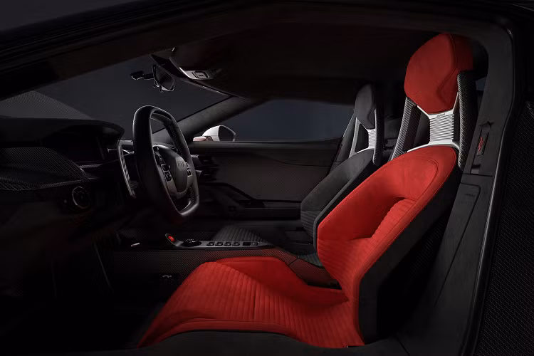 Bên trong, GT LM có nội thất đặt riêng; với ghế bằng sợi carbon bọc Alcantara; ghế lái có màu vàng; đỏ hoặc xanh lam. Ghế hành khách bằng gỗ mun; sẽ được trang trí bằng chỉ khâu màu đỏ hoặc xanh để phù hợp với phía người lái. 