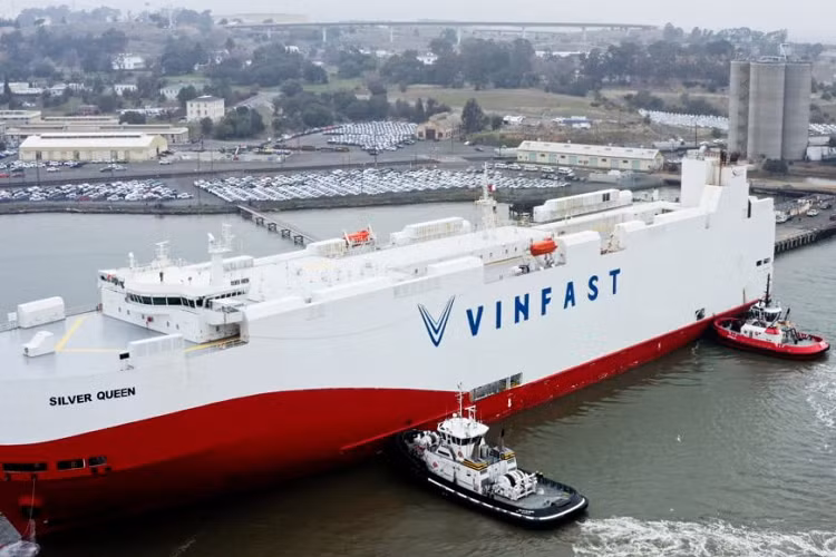 VinFast cũng đã nhận được EPA COC để nhập xe và lưu hành xe tại Mỹ; CARB EO để giao xe cho khách hàng tại California và các bang áp dụng quy định CARB (gồm 14 bang khác và Washington DC). Đồng thời, VF8 cũng đã hoàn thành đạt các bài kiểm thử FMVSS theo quy định của NHTSA.