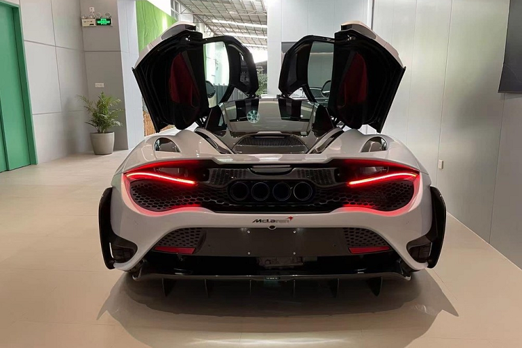 Nhìn từ trước đầu xe không thể nhận ra được đây là McLaren 720S, bộ body kit được thực hiện quá hoàn hảo từ cản va trước với các đường chia gió của 765LT, vòm bánh xe có thêm các khe gió carbon đến sườn xe bo tròn và tạo nét cá tính. Ngoài ra, phần đuôi xe cũng được làm giống nhất với 765LT bao gồm cánh gió đuôi hở ra thay vì hạ được hết như 720S, lưới tản nhiệt mới, cản va sau, hốc gió bên hông cho đến 4 ống xả. Chủ nhân cũng nâng cấp dàn khẩu pháo độ titanium cho chiếc xe McLaren 765LT "giả cầy".