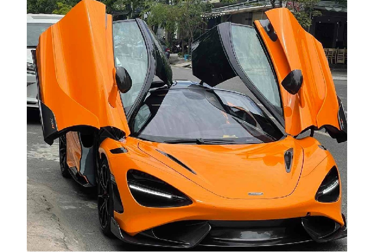 Sau vài phút ngắm nghía trên điện thoại, chiếc xe McLaren 720S được chủ nhân để lại garage này kèm lời hứa chắc nịch của chủ xưởng độ là 1 tháng sau quay lại sẽ không nhận ra "vợ 2". Chỉ gần 3 tuần, điện thoại của chủ xe reo lên, anh lập tức đến xem mắt chiếc xe McLaren "765LT" của mình dù đã được gửi ảnh theo từng tiến độ của xe trong lúc làm việc.