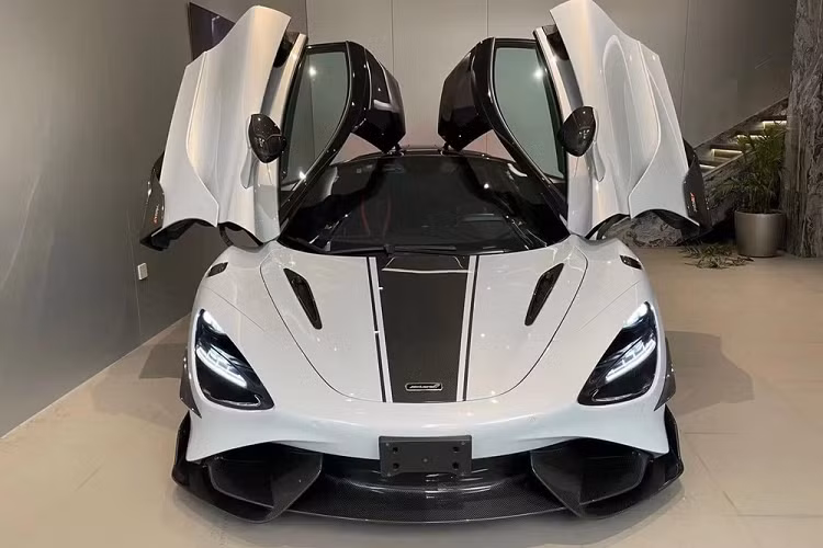 2 chiếc siêu xe mang phong cách đẳng cấp nhất của hãng xe McLaren có thể trộn lẫn vào nhau qua bộ body kit mới được cho ra mắt trên thị trường với giá thành gần 1 tỷ đồng khi được mang về nước. Đây sẽ là đồ chơi cho ai đang sở hữu xe McLaren 720S muốn lên đời ngoại hình bản McLaren 765LT mà muốn tiết kiệm chi phí nhất. Nếu dư dả thêm hầu bao, 1 khẩu pháo độ và lập trình lại ECU cũng giúp xe McLaren 720S còn mạnh hơn cả bản "zin" McLaren 765LT.