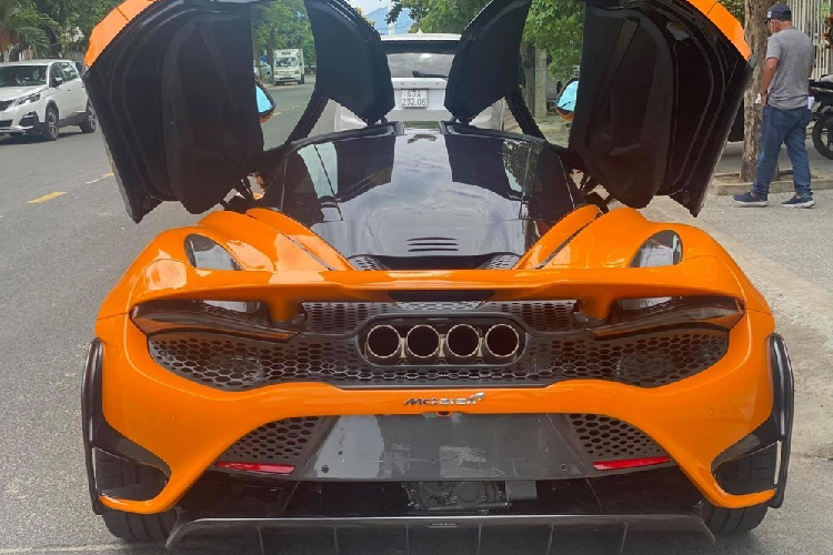 Hiện chưa rõ bên trong khoang lái chiếc siêu xe McLaren 720S này có nâng cấp thêm 1 số chi tiết cho giống với bản 765LT hay chưa bao gồm da Alcantara có logo 765LT trước mặt ghế phụ, huy hiệu thể hiện số thứ tự sản xuất của xe trên bậc cửa của người lái... Dù vậy, với tài chính dưới 1 tỷ đồng, sự lựa chọn nâng cấp lên đời McLaren 765LT cho xe McLaren 720S cũng khá thú vị. Toàn bộ chi tiết này được quảng cáo bằng carbon và rất dễ dàng lắp đặt, không phải độ bất kỳ con ốc nào so với xe nguyên bản.