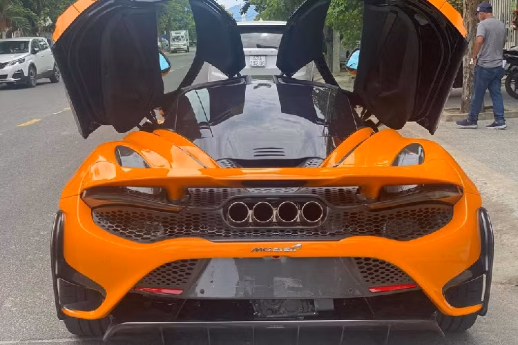 Hiện chưa rõ bên trong khoang lái chiếc siêu xe McLaren 720S này có nâng cấp thêm 1 số chi tiết cho giống với bản 765LT hay chưa bao gồm da Alcantara có logo 765LT trước mặt ghế phụ, huy hiệu thể hiện số thứ tự sản xuất của xe trên bậc cửa của người lái... Dù vậy, với tài chính dưới 1 tỷ đồng, sự lựa chọn nâng cấp lên đời McLaren 765LT cho xe McLaren 720S cũng khá thú vị. Toàn bộ chi tiết này được quảng cáo bằng carbon và rất dễ dàng lắp đặt, không phải độ bất kỳ con ốc nào so với xe nguyên bản.