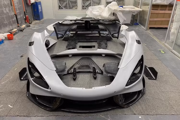 3 năm sau đó, McLaren 720S đã có phiên bản chiến hơn, sản xuất giới hạn mang tên gọi McLaren 765LT, thông thường, đây sẽ là mẫu xe kết thúc vòng đời để nhà sản xuất ôtô McLaren Automotive của Anh cho ra mắt phiên bản hoàn toàn mới. Câu hỏi được đặt ra ở đây không lẽ bán đi McLaren 720S để lên đời McLaren 765LT chỉ khác biệt ngoại hình và động cơ đã được sửa đổi hoặc là sở hữu một chiếc xe giới hạn?.