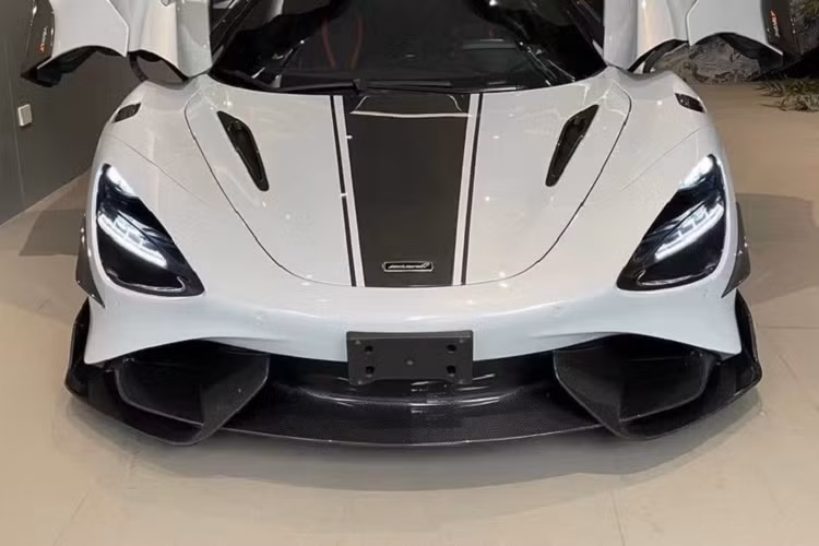 Một chiếc siêu xe McLaren 720S sau thời gian bị chủ nhân "cày nát" trên các con đường đã có ngoại thất xuống cấp, một số chi tiết như cản va trước và sau bị nứt nên nhanh chóng được mang đến 1 garage chuyên sửa xe để tìm cách giải quyết. Tại đây, chủ nhân đã được giới thiệu bộ body kit nâng cấp lên bản McLaren 765LT thay vì chọn các gói độ của Mansory, Novitec vẫn thể hiện là 1 chiếc xe 720S.