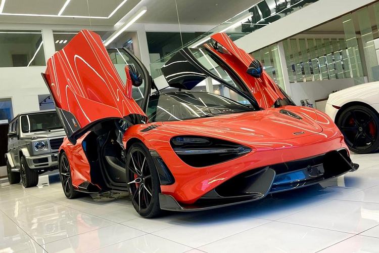 Để giúp độc giả hiểu rõ hơn, chúng tôi sẽ lấy ví dụ về mẫu siêu xe McLaren 720S, phiên bản hoàn toàn mới dùng để thay thế mẫu xe McLaren 650S. 720S đã được ra mắt tại triển lãm ôtô Geneva vào tháng 3/2017 như một cách thể hiện đây là thành viên thứ 2 trong gia tộc McLaren Super Series và được chế tạo trên bộ khung liền khối bằng carbon đã được sửa đổi, nhẹ hơn và cứng hơn so với 650S.