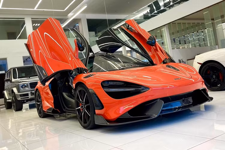 Để giúp độc giả hiểu rõ hơn, chúng tôi sẽ lấy ví dụ về mẫu siêu xe McLaren 720S, phiên bản hoàn toàn mới dùng để thay thế mẫu xe McLaren 650S. 720S đã được ra mắt tại triển lãm ôtô Geneva vào tháng 3/2017 như một cách thể hiện đây là thành viên thứ 2 trong gia tộc McLaren Super Series và được chế tạo trên bộ khung liền khối bằng carbon đã được sửa đổi, nhẹ hơn và cứng hơn so với 650S.