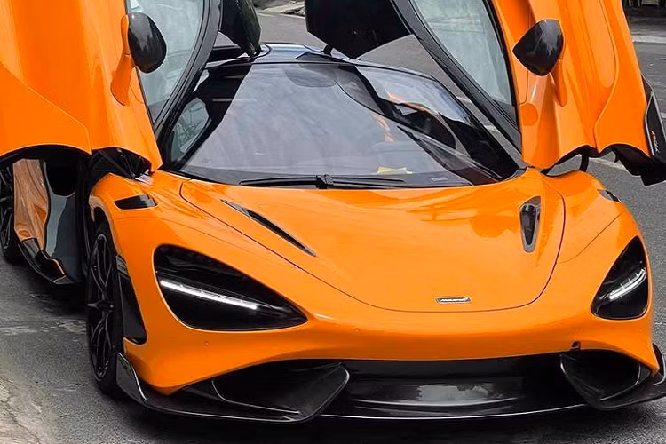Khi đến garage sửa xe, người này đã không tin vào mắt mình khi chiếc xe McLaren 720S đã biến hình hoàn toàn sang phiên bản giới hạn, điểm yếu của bản độ này chính là việc chủ nhân chưa nâng cấp lên bộ mâm 765LT chính hãng nên có thể bị nhiều người nhận ra đây là McLaren 765LT pha-ke. Tất nhiên những bộ mâm độ của các nổi tiếng sẽ là lựa chọn thú vị hơn nhiều so với việc đi mâm của xe 765LT.