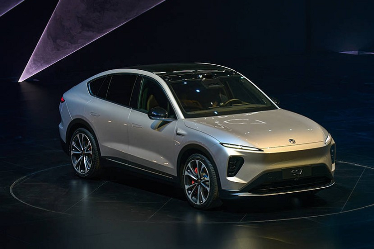 Trong khi đó, nóc bằng kính có thể thay đổi từ trong sang mờ đục với 5 chế độ là trang bị tùy chọn của xe. Khi mua Nio EC7, khách hàng có thể chọn 1 trong 3 loại pin có dung lượng 75 kWh, 100 kWh và 150 kWh. 3 loại pin này mang đến quãng đường di chuyển tương ứng là 490 km, 635 km và 940 km theo chu trình thử nghiệm CLTC của Trung Quốc.