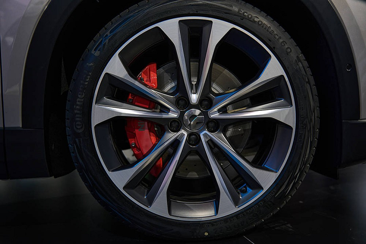 Cũng như ES8 thế hệ thứ hai, Nio EC7 mang trên mình hệ thống đèn 2 tầng ở đầu xe. Trong đó, dải đèn LED định vị ban ngày cực mỏng nằm phía trên, sát với nắp ca-pô và đèn pha LED được đặt dọc bên dưới. Là ô tô điện nên xe không có lưới tản nhiệt mà chỉ đi kèm hốc gió trung tâm nằm thấp trên cản trước.