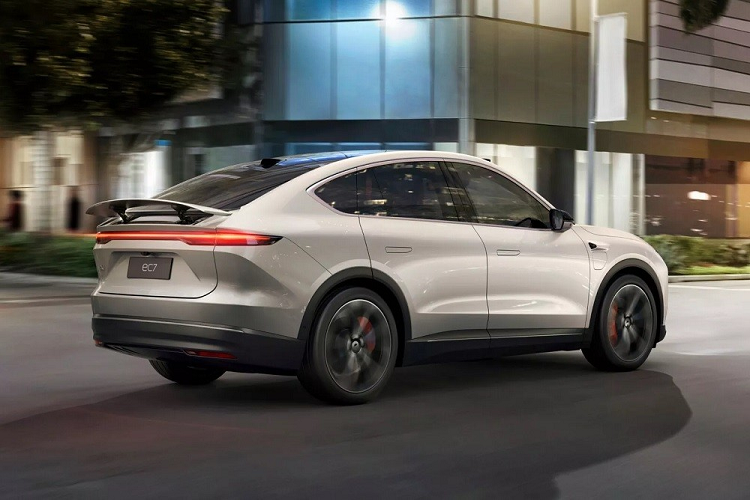 Trong khi đó, khu vực phía sau của Nio EC7 có cụm đèn hậu LED khá hẹp, nằm vắt ngang đuôi xe, gợi liên tưởng đến xe Porsche. Nếu chi thêm tiền, người mua có thể trang bị thêm cánh gió đuôi tùy chọn cho xe.