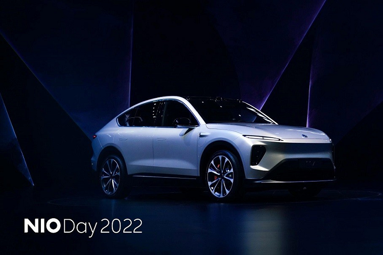 Trong sự kiện Nio Day diễn ra tại Trung Quốc vào tối ngày 24/12/2022 vừa qua, ngoài ES8 thế hệ thứ 2, hãng Nio còn vén màn mẫu ôtô điện hoàn toàn mới mang tên EC7. Khác với ES8, Nio EC7 2023 mới sở hữu thiết kế SUV lai Coupe phong cách hơn. Nio cho biết EC7 là mẫu xe đầu bảng của hãng, thuộc phân khúc SUV lai Coupe cỡ trung và cỡ lớn.
