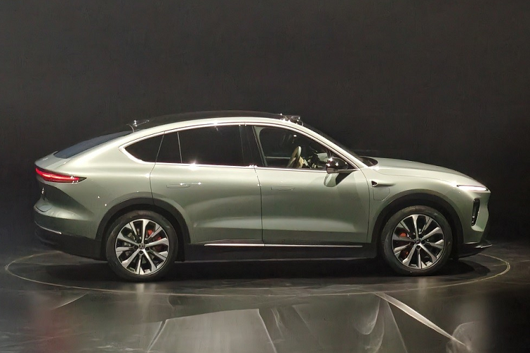 Nio EC7 2023 của Trung Quốc có chiều dài 4.968 mm, chiều rộng 1.974 mm, chiều cao 1.714 mm và chiều dài cơ sở 2.960 mm. Như vậy, mẫu xe này dài hơn, hẹp hơn và cao hơn một chút so với mẫu SUV lai Coupe hạng sang BMW X6. Không chỉ có kích thước lớn, Nio EC7 còn sở hữu hệ số lực cản không khí chỉ 0,23 Cd.