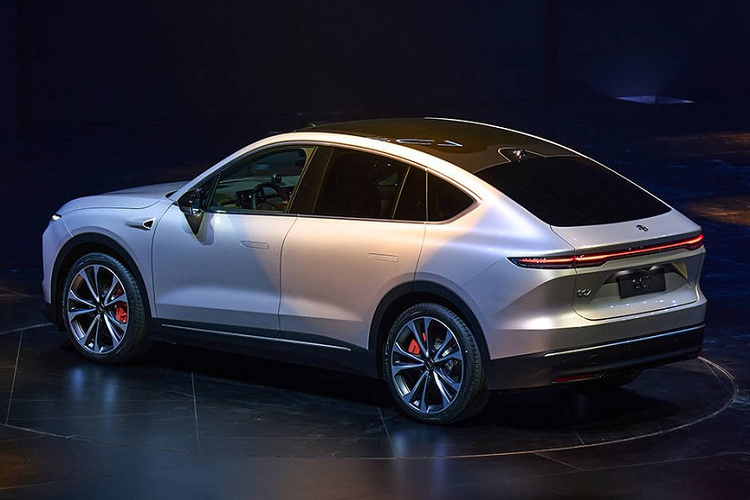 Cánh lướt gió dưới cản trước được trang trí bằng nẹp mạ crôm, tương tự sườn xe và cản sau. Ngoài ra, mẫu ô tô điện Trung Quốc này còn có nóc dốc về phía sau, tay nắm cửa nằm chìm vào thân xe, bộ vành hợp kim 5 chấu kép và cùm phanh màu đỏ thể thao.