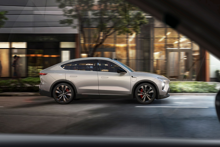 Tại thị trường Trung Quốc, giá xe Nio EC7 2023 có kèm pin dao động từ 488.000 - 578.000 Nhân dân tệ (khoảng 1,65 - 1,95 tỷ đồng). Nếu người mua chọn hình thức thuê pin thì giá xe giảm xuống còn 418.000 - 450.000 Nhân dân tệ (1,41 - 1,52 tỷ đồng). Chi phí thuê pin với cụm pin 75 kWh là 980 Nhân dân tệ/tháng (3,3 triệu đồng) trong khi con số tương ứng của 2 loại pin còn lại là 1.680 Nhân dân tệ/tháng (5,68 triệu đồng).