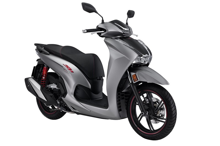 Ngoài những thay đổi trên, Honda SH350i 2023 nâng cấp vẫn giữ nguyên thiết kế cơ bản. Xe vẫn có các chi tiết mạ crôm cao cấp, hệ thống chiếu sáng được áp dụng công nghệ LED và đèn định vị nằm phía trên thanh nẹp tay lái. Đèn pha và đèn hậu còn được nhấn nhá bằng các chi tiết ốp kim loại gắn logo SH.