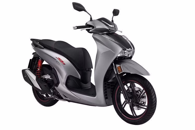 Ngoài những thay đổi trên, Honda SH350i 2023 nâng cấp vẫn giữ nguyên thiết kế cơ bản. Xe vẫn có các chi tiết mạ crôm cao cấp, hệ thống chiếu sáng được áp dụng công nghệ LED và đèn định vị nằm phía trên thanh nẹp tay lái. Đèn pha và đèn hậu còn được nhấn nhá bằng các chi tiết ốp kim loại gắn logo SH.