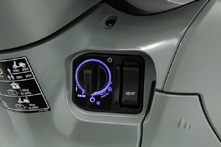 Chữ SH cũng được sơn màu đỏ thay vì màu bạc như trên bản Cao cấp nhằm tạo ra sự khác biệt. Trong khi đó, phần mặt nạ của xe đã được đổi sang màu đen, làm gia tăng vẻ cá tính.