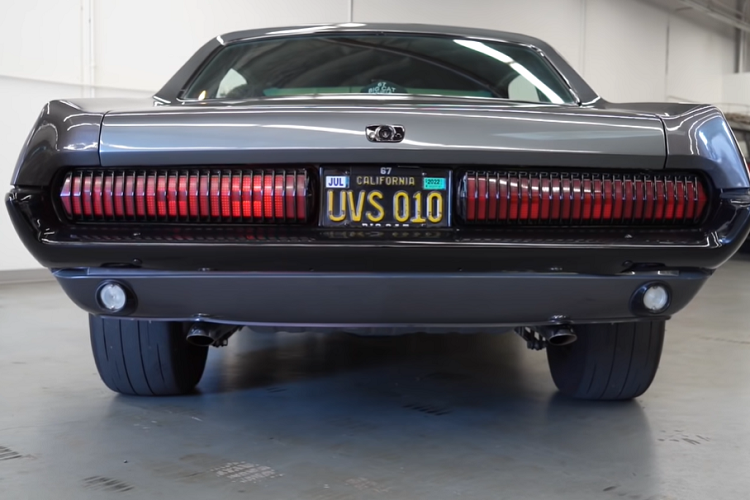 Là một chiếc xe cổ điển đã trải qua hơn 2 thập kỷ trong garage, chiếc Mercury Cougar này vẫn giữ được dáng vẻ nguyên bản ở bên ngoài, nhưng nó thể hiện một vẻ ngoài đáng gờm hơn hẳn nhờ lớp hoàn thiện không lộ crôm bóng bẩy. Mọi chi tiết mạ crôm đều được sơn màu đen, trong khi thân vỏ có màu xám đậm.
