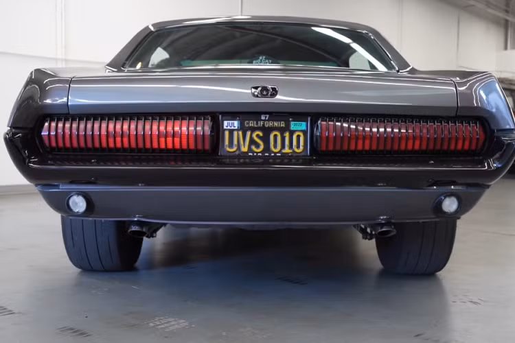 Là một chiếc xe cổ điển đã trải qua hơn 2 thập kỷ trong garage, chiếc Mercury Cougar này vẫn giữ được dáng vẻ nguyên bản ở bên ngoài, nhưng nó thể hiện một vẻ ngoài đáng gờm hơn hẳn nhờ lớp hoàn thiện không lộ crôm bóng bẩy. Mọi chi tiết mạ crôm đều được sơn màu đen, trong khi thân vỏ có màu xám đậm.
