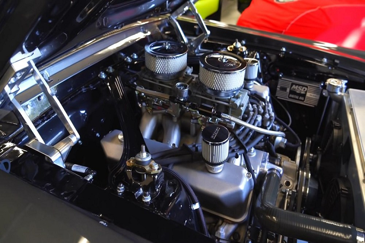 Mẫu xe cơ bắp Mercury Cougar vốn đã rất mạnh mẽ khi nó ra mắt vào năm 1967 với tùy chọn động cơ "Marauder" V8 dung tích 6.4 lít, tạo ra công suất 320 mã lực. Nhưng điều đó là chưa đủ đối với chủ nhân của chiếc Cougar này, người đã quyết định lắp một động cơ big block dựa trên FE vào dưới nắp capô.