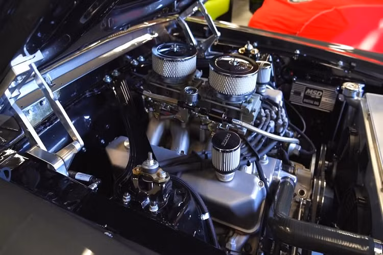 Mẫu xe cơ bắp Mercury Cougar vốn đã rất mạnh mẽ khi nó ra mắt vào năm 1967 với tùy chọn động cơ "Marauder" V8 dung tích 6.4 lít, tạo ra công suất 320 mã lực. Nhưng điều đó là chưa đủ đối với chủ nhân của chiếc Cougar này, người đã quyết định lắp một động cơ big block dựa trên FE vào dưới nắp capô.