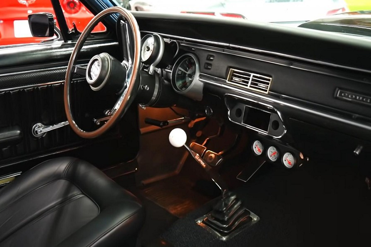 Với dung tích 8.3 lít, động cơ V8 hút khí tự nhiên này thậm chí còn lớn hơn loại dung tích 7.0 lít nổi tiếng mà Mercury cung cấp vào năm 1968, và nó tạo ra công suất tới 750 mã lực mạnh mẽ. Thực tế, nó còn có thể tạo ra công suất nhiều hơn nữa, nhưng chủ xe đã chọn giữ nó dưới khả năng tối đa để đảm bảo độ đáng tin cậy về lâu dài.