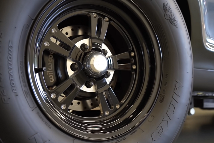 Động cơ V8 độ sẽ truyền sức mạnh của nó tới đường nhựa thông qua một bộ lốp sau to khỏe, sẵn sàng đốt cháy lớp cao su trên một đường đua drag. Một điểm đáng chú ý là chiếc Mercury Cougar độ khủng này không phải là xe chạy đường đua.