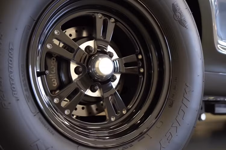 Động cơ V8 độ sẽ truyền sức mạnh của nó tới đường nhựa thông qua một bộ lốp sau to khỏe, sẵn sàng đốt cháy lớp cao su trên một đường đua drag. Một điểm đáng chú ý là chiếc Mercury Cougar độ khủng này không phải là xe chạy đường đua.