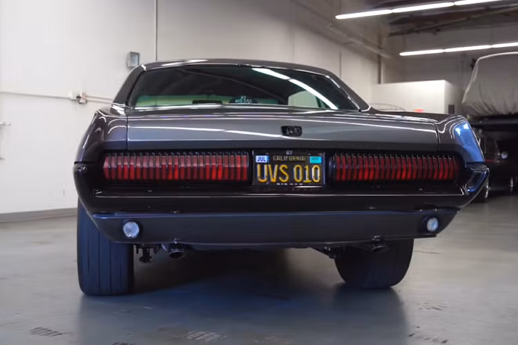 Như có thể tưởng tượng, mọi thứ trở nên hết sức ồn ào khi chiếc xe được khởi động. Không chỉ tiếng ống xả thực sự rất lớn, mà không gì có thể so với tiếng gầm cực đã tai của một động cơ big block hút khí tự nhiên.