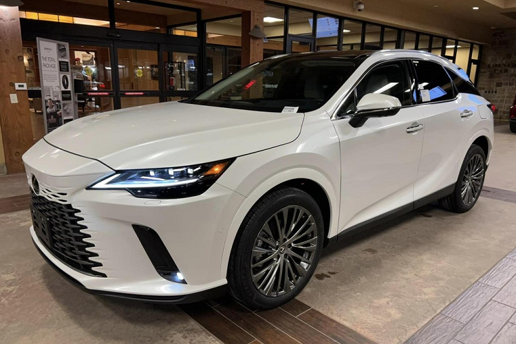 Lexus RX thế hệ mới đã chính thức ra mắt thị trường toàn cầu vào hồi tháng 6 năm nay. Chỉ vài tháng sau đó, đại lý tại Việt Nam đã bắt đầu nhận cọc dành cho mẫu SUV hạng sang này. Theo nhân viên tư vấn bán hàng tại đại lý, Lexus RX 2023 ở Việt Nam sẽ có 4 phiên bản, bao gồm RX 350 Premium, RX 350 Luxury, RX 350 F Sport và RX 500h F Sport Performance.