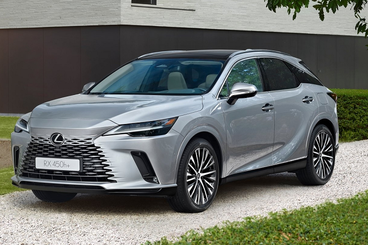 Riêng phiên bản F Sport sẽ dùng cản trước/sau, lưới tản nhiệt và la-zăng riêng. Ở thị trường Việt Nam, cả 4 phiên bản đều dùng vành la-zăng có đường kính 21 inch, đi kèm lốp 235/50R21. Bên trong Lexus RX 2023 là không gian nội thất chỉ có 5 chỗ ngồi rộng rãi.