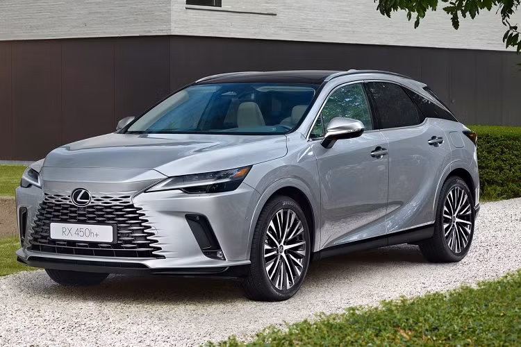 Riêng phiên bản F Sport sẽ dùng cản trước/sau, lưới tản nhiệt và la-zăng riêng. Ở thị trường Việt Nam, cả 4 phiên bản đều dùng vành la-zăng có đường kính 21 inch, đi kèm lốp 235/50R21. Bên trong Lexus RX 2023 là không gian nội thất chỉ có 5 chỗ ngồi rộng rãi.