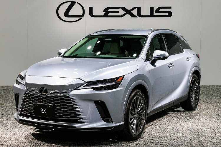 Lexus RX thế hệ mới nhiều khả năng sẽ chính thức ra mắt thị trường Việt Nam vào đầu năm sau. Nhân viên tư vấn bán hàng tại đại lý cho biết, đến khoảng tháng 2 hoặc tháng 3 năm sau, mẫu SUV hạng sang này mới về Việt Nam. Thời điểm giao xe cho khách hàng dự kiến là từ quý II năm 2023.
