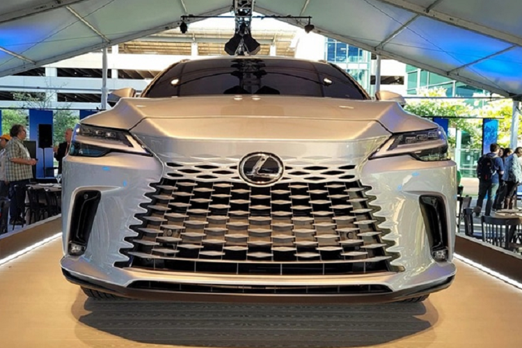 Trong khi đó, thiết kế ngoại thất của mẫu SUV hạng sang này gây ấn tượng với hàng loạt chi tiết mới như lưới tản nhiệt hình con suốt, đèn pha LED, dải đèn LED định vị ban ngày hình chữ "L", đèn sương mù nhỏ tích hợp vào khe gió nằm dọc trên cản trước, đèn hậu nằm vắt ngang đuôi xe và tem chữ nổi "Lexus" thay cho logo hãng trên cửa cốp.