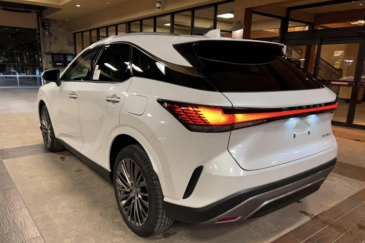 Trong đó, giá xe Lexus RX 350 Premium 2023 có mức bán ra dự kiến 3,43 tỷ đồng. Con số tương ứng của Lexus RX 350 Luxury 2023 là 4,33 tỷ đồng. Như vậy, so với giá bán dự kiến được nhân viên tư vấn bán hàng đưa ra vào hồi tháng 9 năm nay, Lexus RX 350 Premium và RX 350 Luxury 2023 rẻ hơn đáng kể.