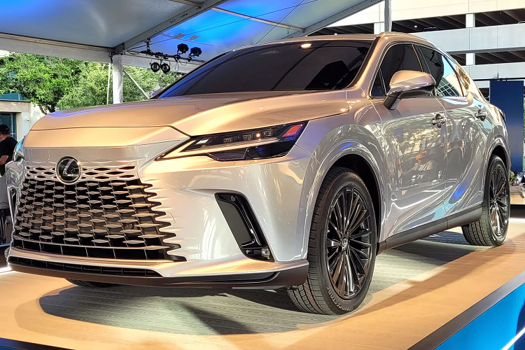 Bên cạnh động cơ mới, Lexus RX 2023 còn tăng kích thước nhờ được phát triển dựa trên cơ sở gầm bệ GA-K tương tự ES và NX. Xe sở hữu chiều dài 4.890 mm, chiều rộng 1.920 mm, chiều cao 1.695 mm và chiều dài cơ sở 2.850 mm. So với thế hệ cũ, xe có chiều dài cơ sở tăng 60 mm trong khi trọng lượng giảm 89,8 kg.